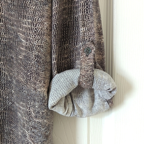 Soft Joie Dane Snakeskin Printed Long Roll Tab Sleeve V-neck Button Down Shirt S - Picture 12 of 14